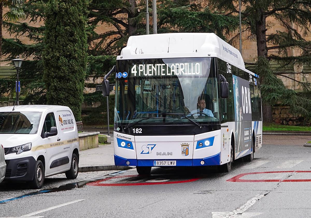Autobús de la línea Cementerio-Puente Ladrillo, en la Gran Vía.
