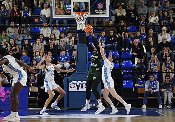 Belén Arrojo e Iyana Martín intentan cortar la progresión de Prince en el duelo del miércoles.
