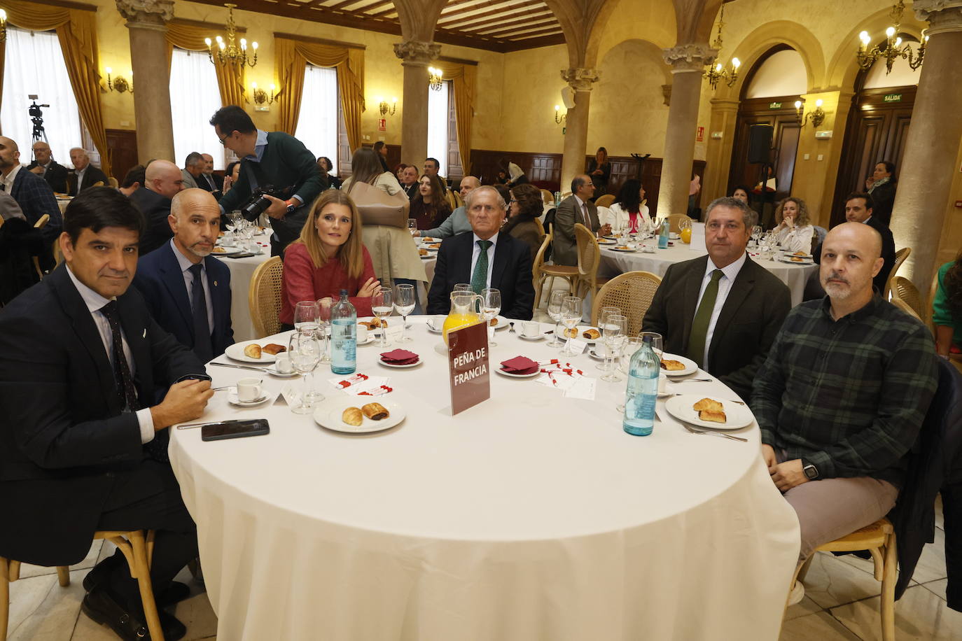 Manuel Rubio González (director territorial de Unicaja en Castilla y León, Galicia y La Rioja), Óscar González Benito (director-gerente de la Fundación General de la Universidad), Almudena Parres Cabrera (1era teniente de alcalde y concejala de Deportes del Ayuntamiento de Salamanca), Jaime González Lucas (director general de LA GACETA), Pedro García García (gerente de la Universidad de Salamanca) y Antonio Grande Vicente (responsable del sector de sanidad de CSIF en Salamanca).