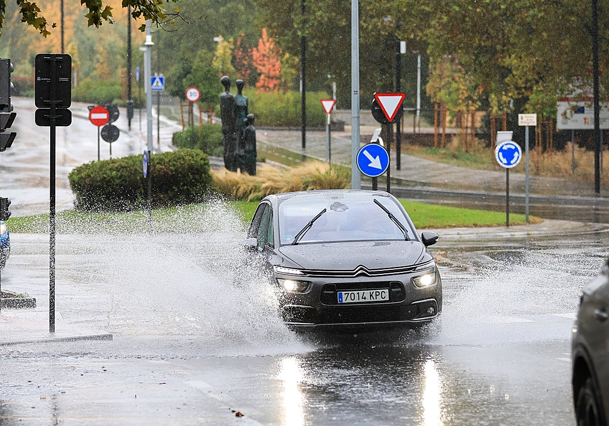 Un coche atraviesa una balsa de agua en la capital.
