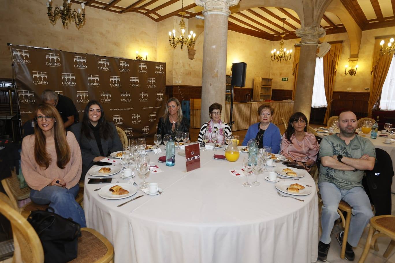 Alba Robles y Victoria Ríos (Asociación Diagnóstico Deterioro Cognitivo), Marta Silva (LA GACETA), Pilar Rodríguez (Asociación de personas con Fibromialgia y/o Síndrome de Fatiga Crónica de Salamanca), Emilia Vicente e Isabel Calvo (Asociación contra la Leucemia y Enfermedades de la Sangre) y Ezequiel Barba (Elpacientexperto).