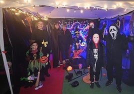 Varios personajes posan en uno de los escenarios de terror.