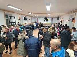 Convite de calbotes, en las antiguas escuelas debido a la lluvia.