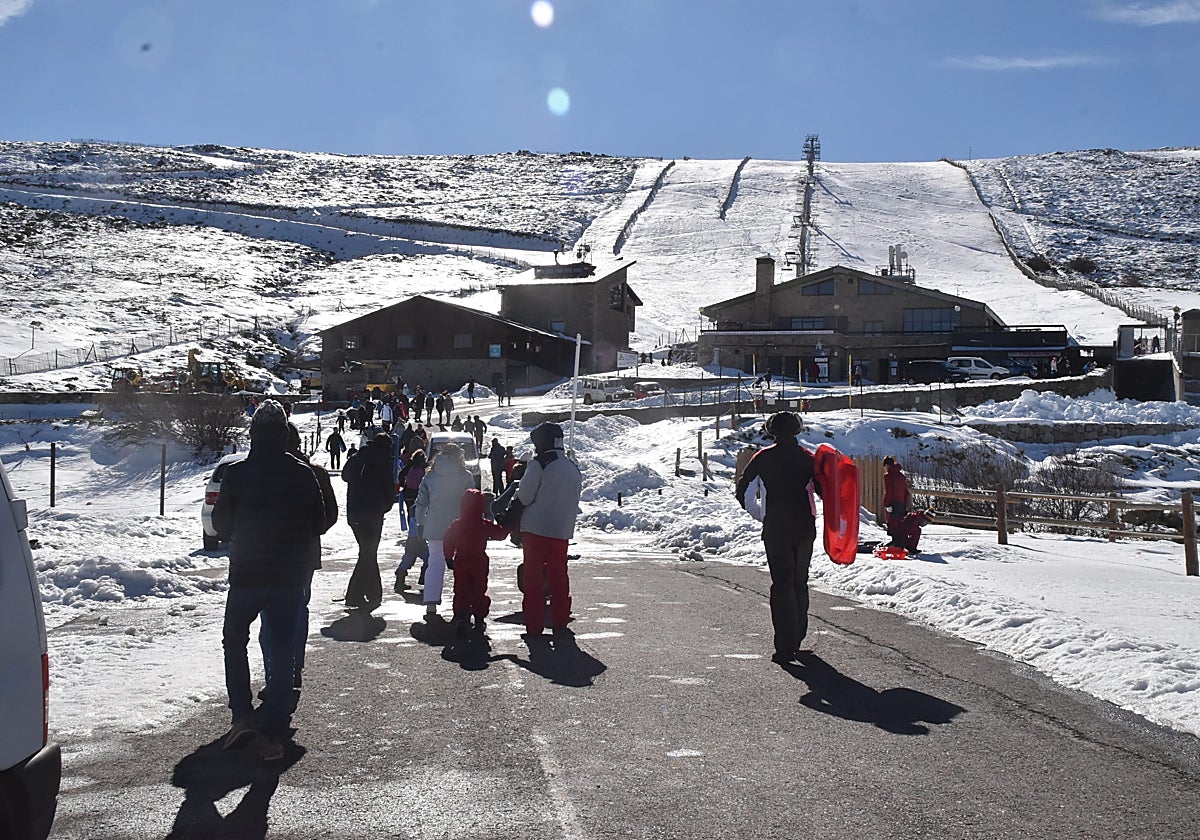 Foto de La Covatilla con gentes y, de fondo, el telesilla cerrado.