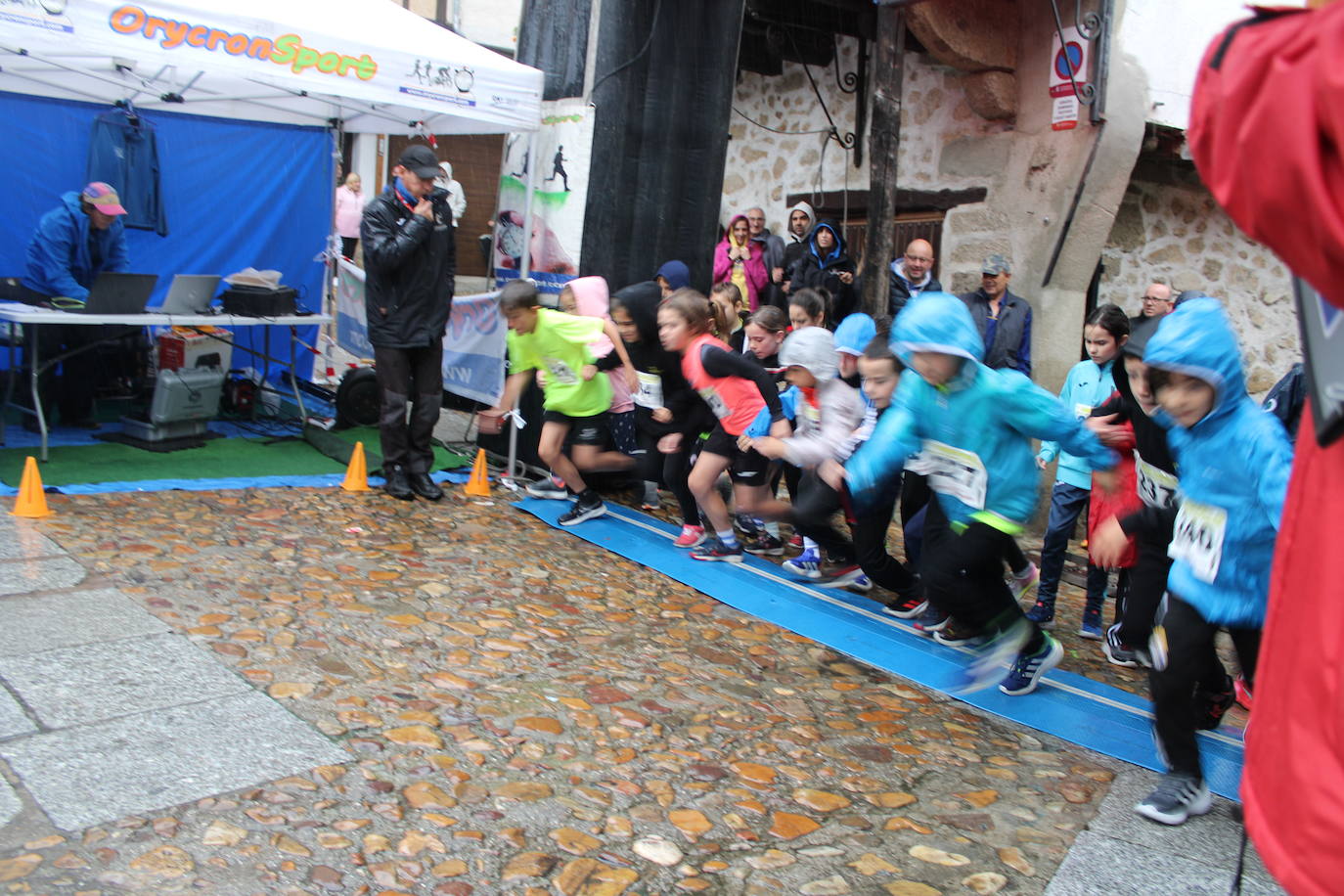 La lluvia no puede con la carrera de los lagares de San Esteban de la Sierra