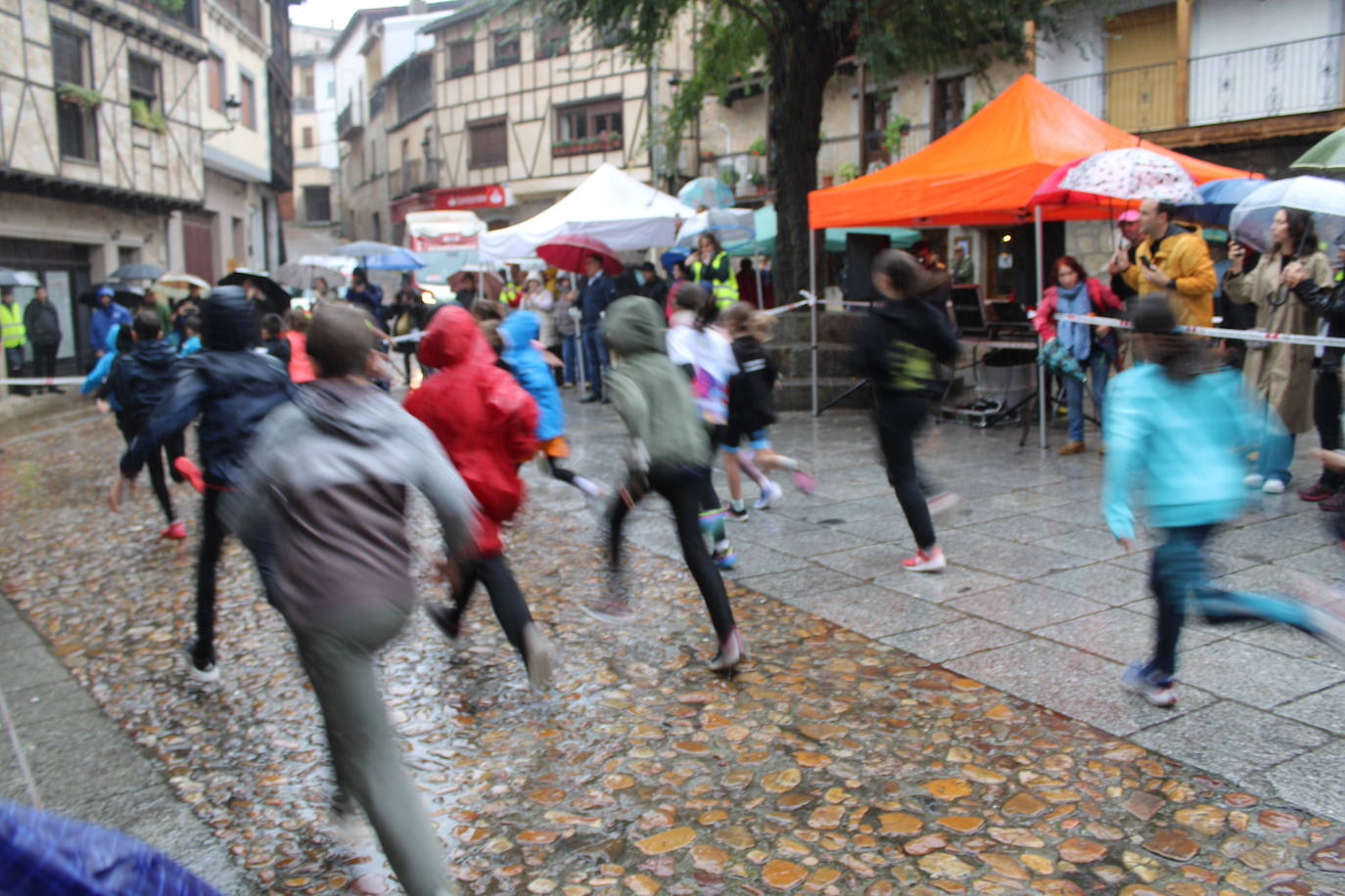 La lluvia no puede con la carrera de los lagares de San Esteban de la Sierra