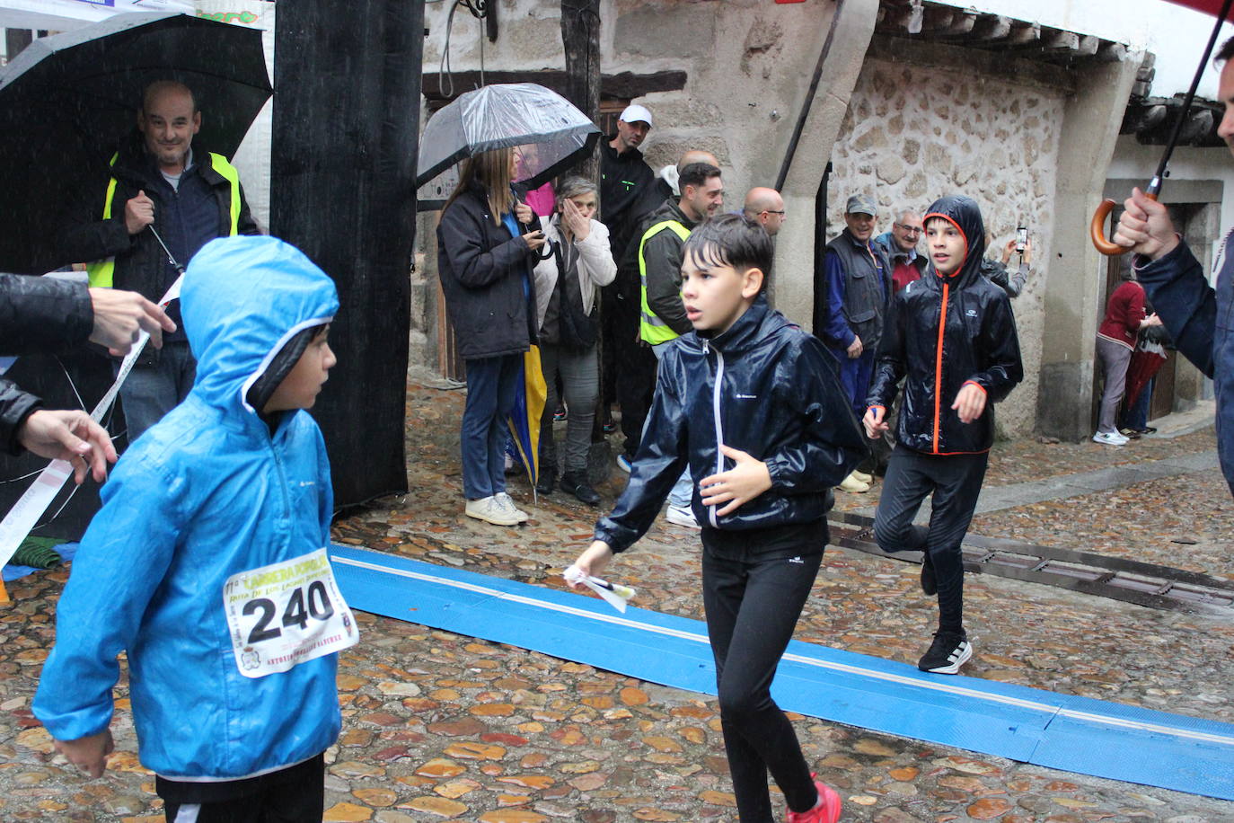 La lluvia no puede con la carrera de los lagares de San Esteban de la Sierra