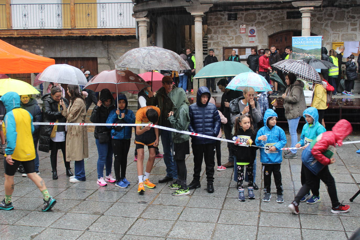 La lluvia no puede con la carrera de los lagares de San Esteban de la Sierra