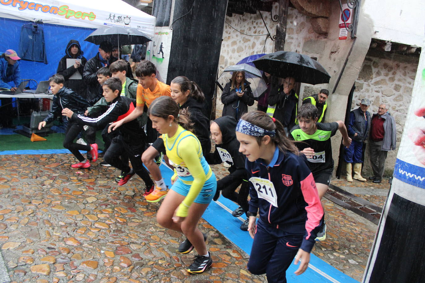 La lluvia no puede con la carrera de los lagares de San Esteban de la Sierra