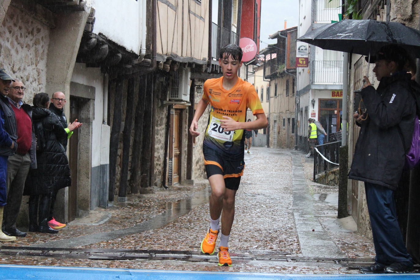 La lluvia no puede con la carrera de los lagares de San Esteban de la Sierra