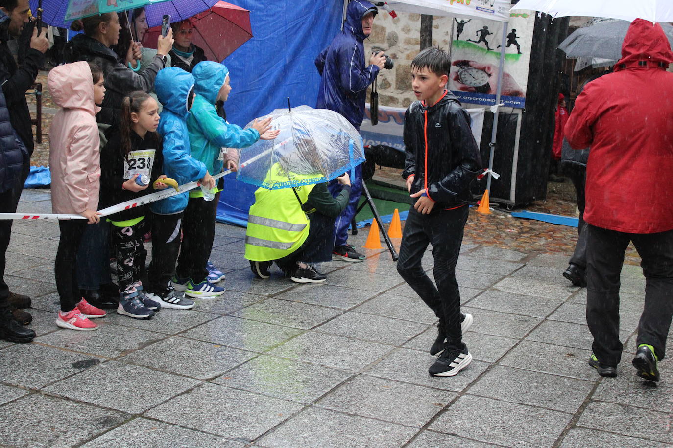 La lluvia no puede con la carrera de los lagares de San Esteban de la Sierra