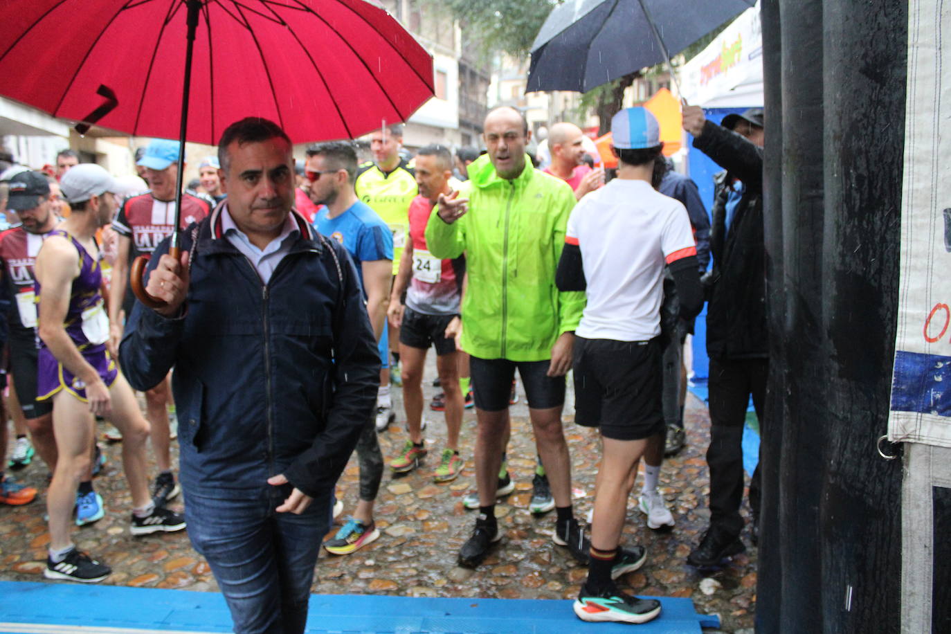 La lluvia no puede con la carrera de los lagares de San Esteban de la Sierra