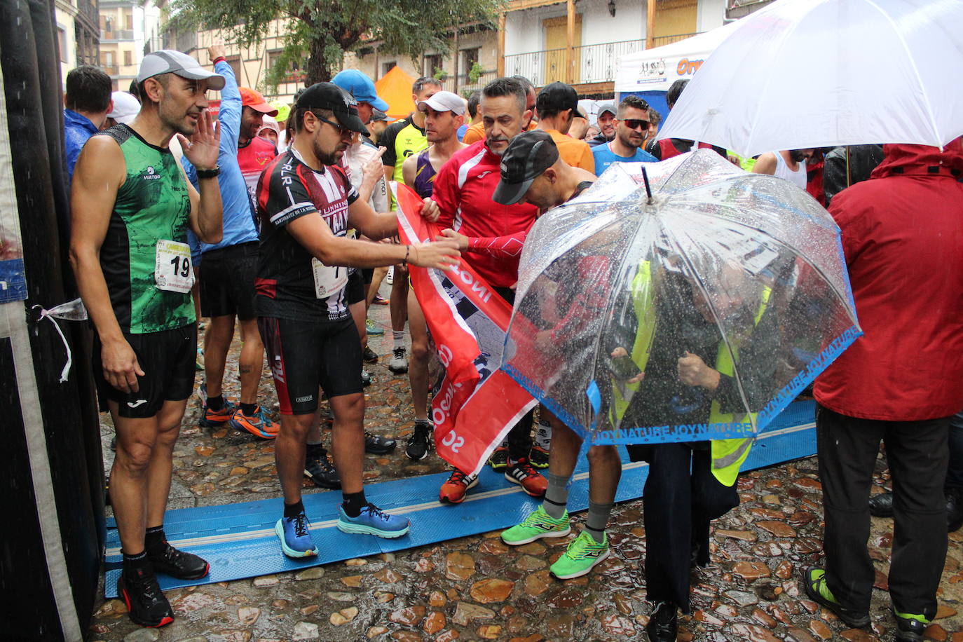 La lluvia no puede con la carrera de los lagares de San Esteban de la Sierra