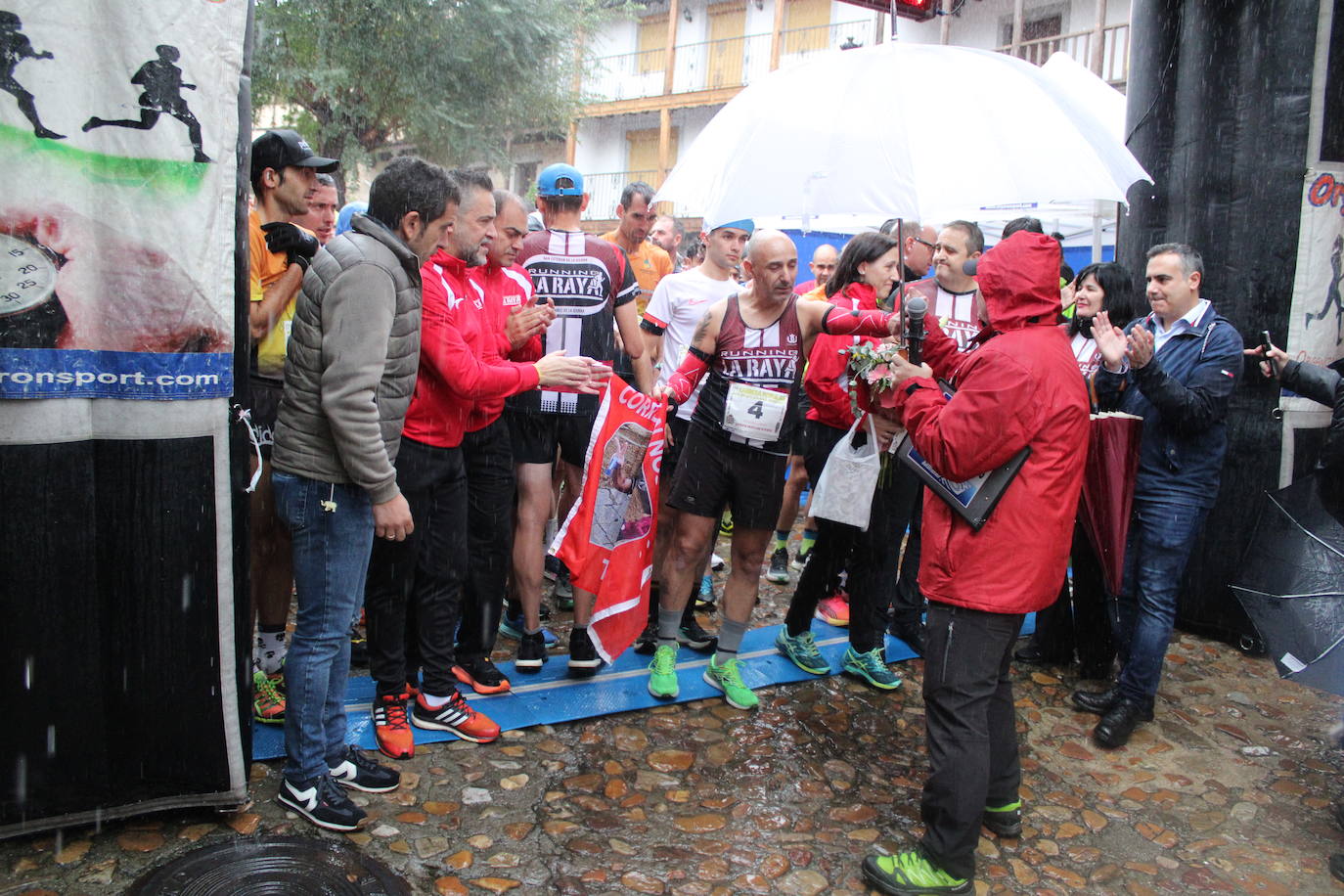 La lluvia no puede con la carrera de los lagares de San Esteban de la Sierra