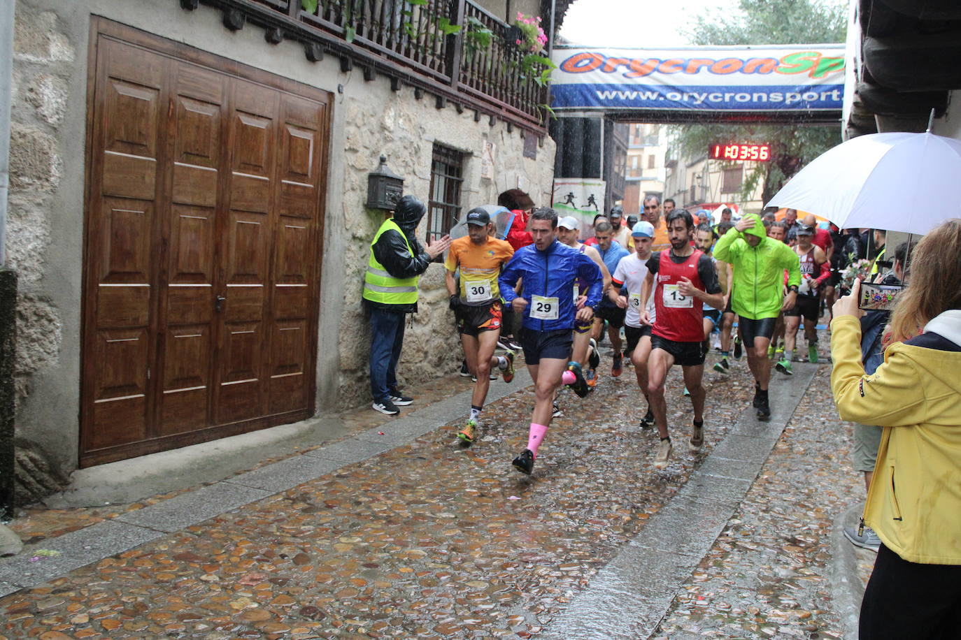 La lluvia no puede con la carrera de los lagares de San Esteban de la Sierra