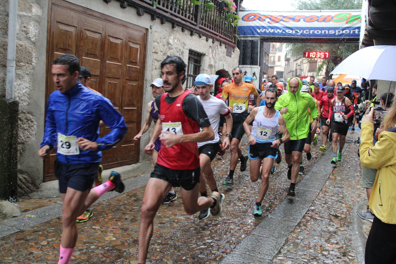 La lluvia no puede con la carrera de los lagares de San Esteban de la Sierra