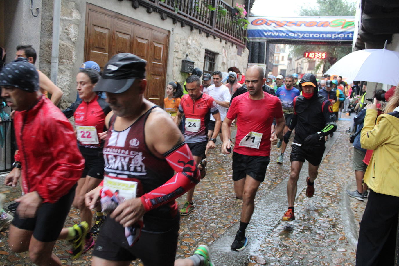 La lluvia no puede con la carrera de los lagares de San Esteban de la Sierra
