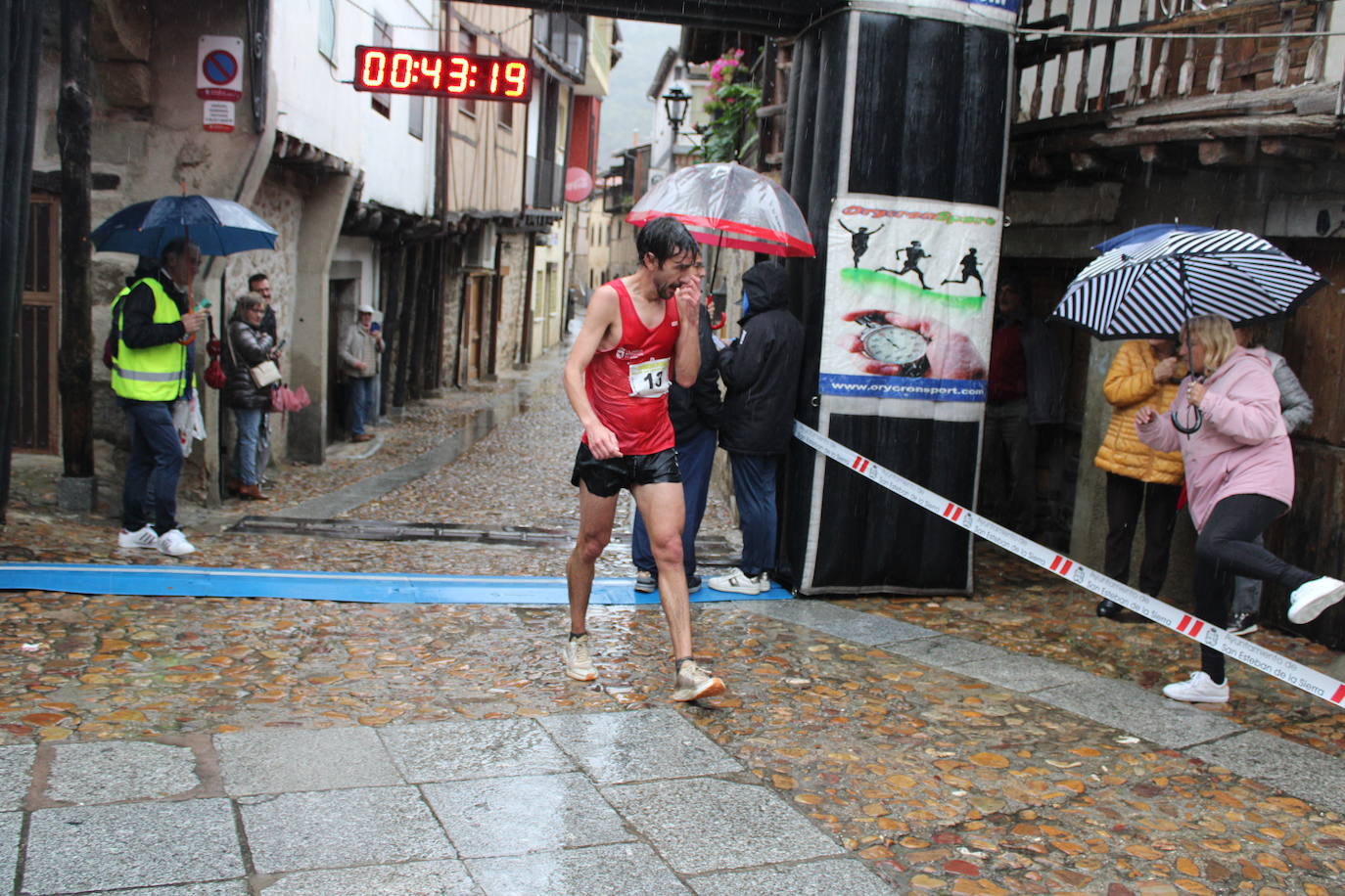 La lluvia no puede con la carrera de los lagares de San Esteban de la Sierra