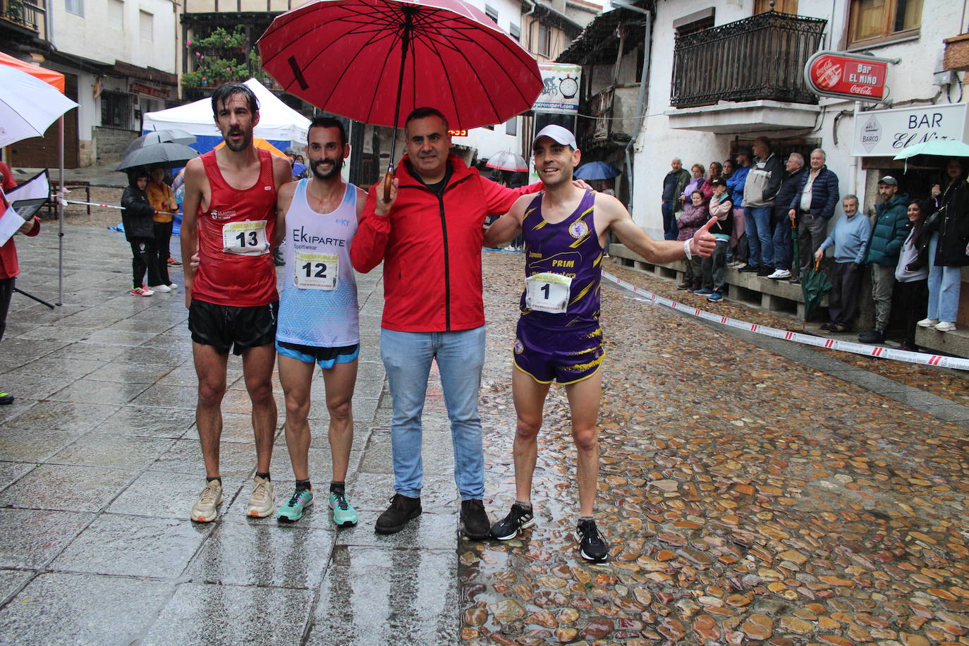 La lluvia no puede con la carrera de los lagares de San Esteban de la Sierra