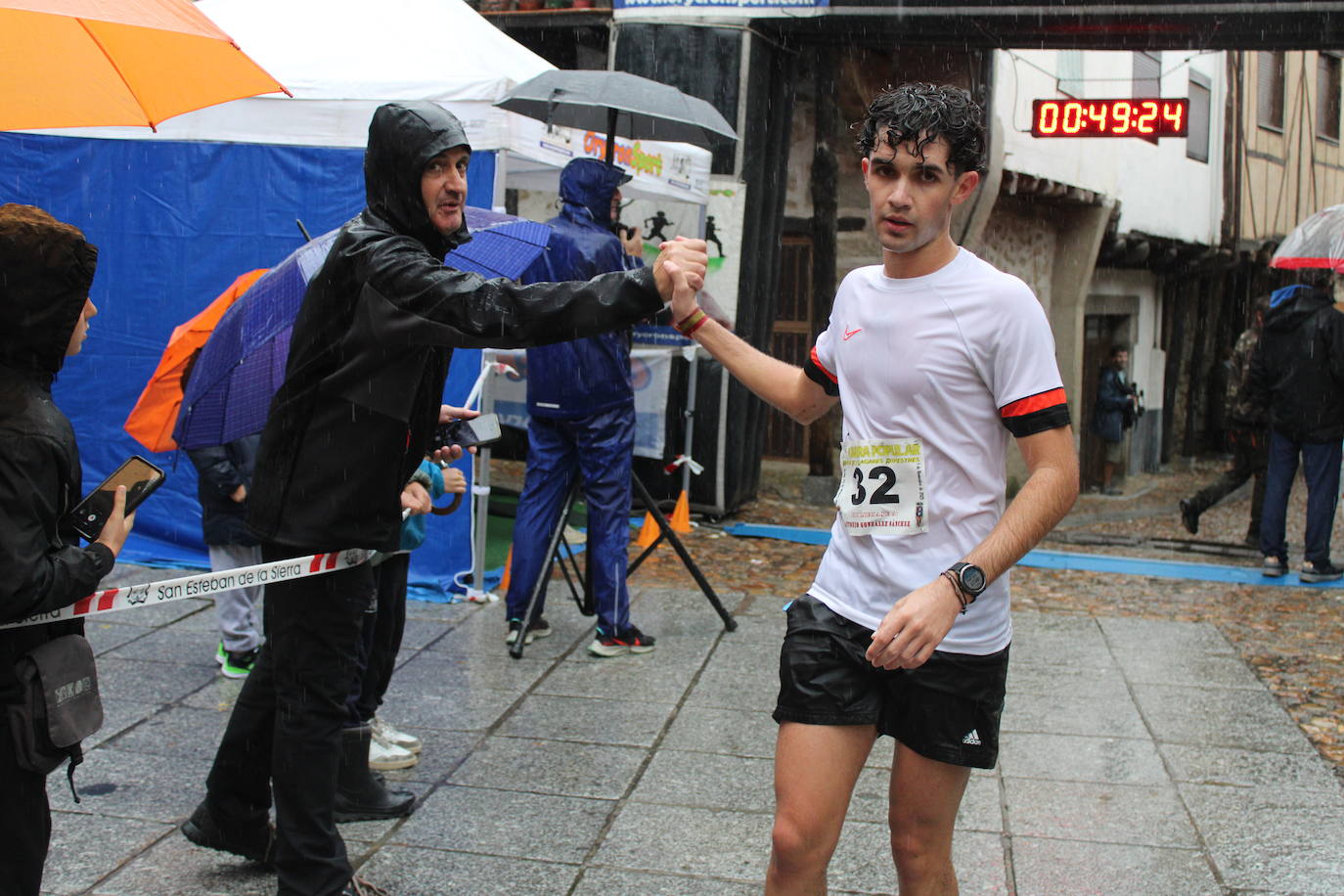 La lluvia no puede con la carrera de los lagares de San Esteban de la Sierra