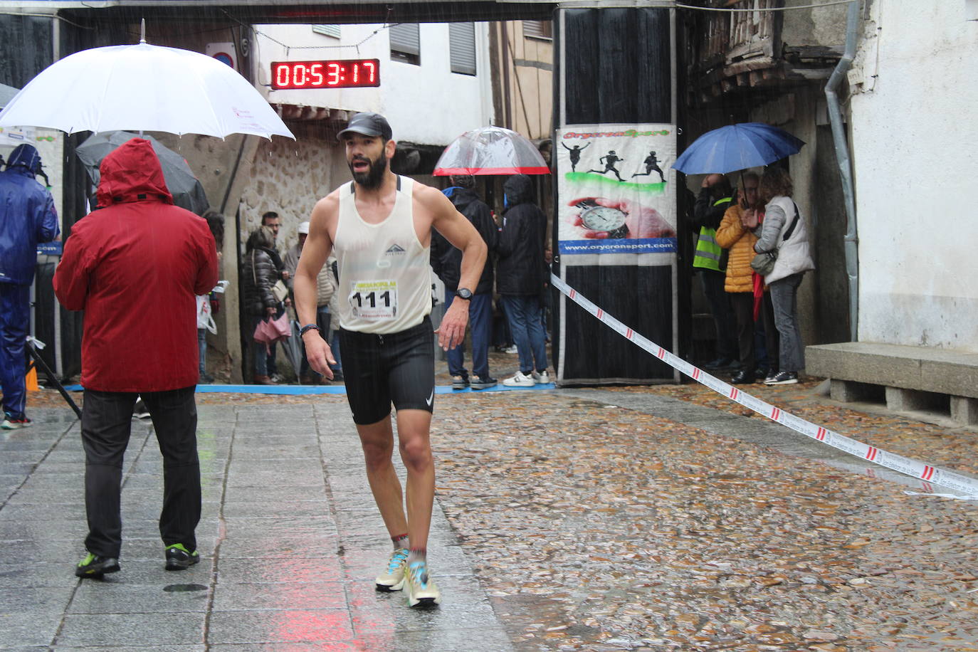 La lluvia no puede con la carrera de los lagares de San Esteban de la Sierra