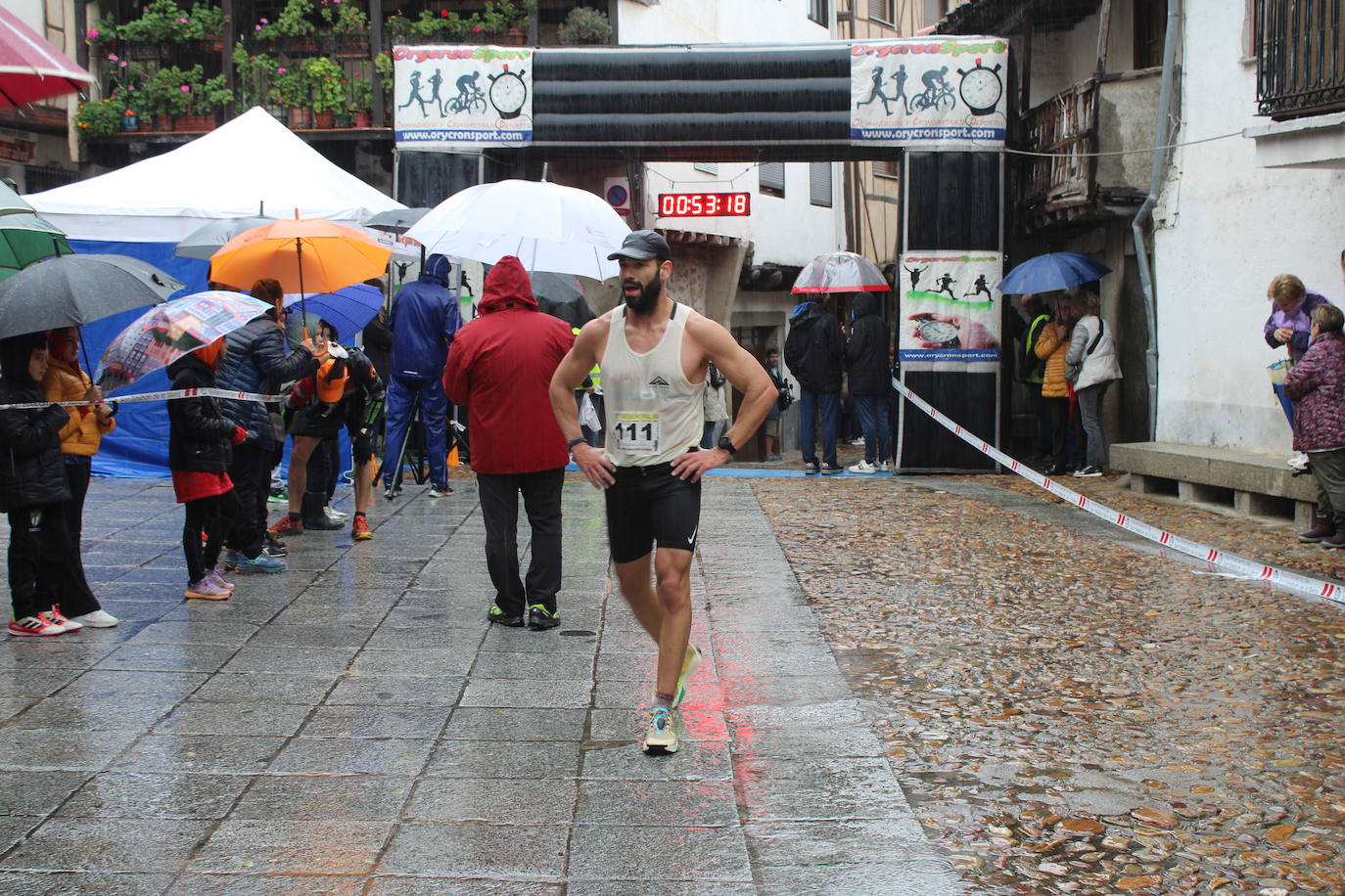 La lluvia no puede con la carrera de los lagares de San Esteban de la Sierra