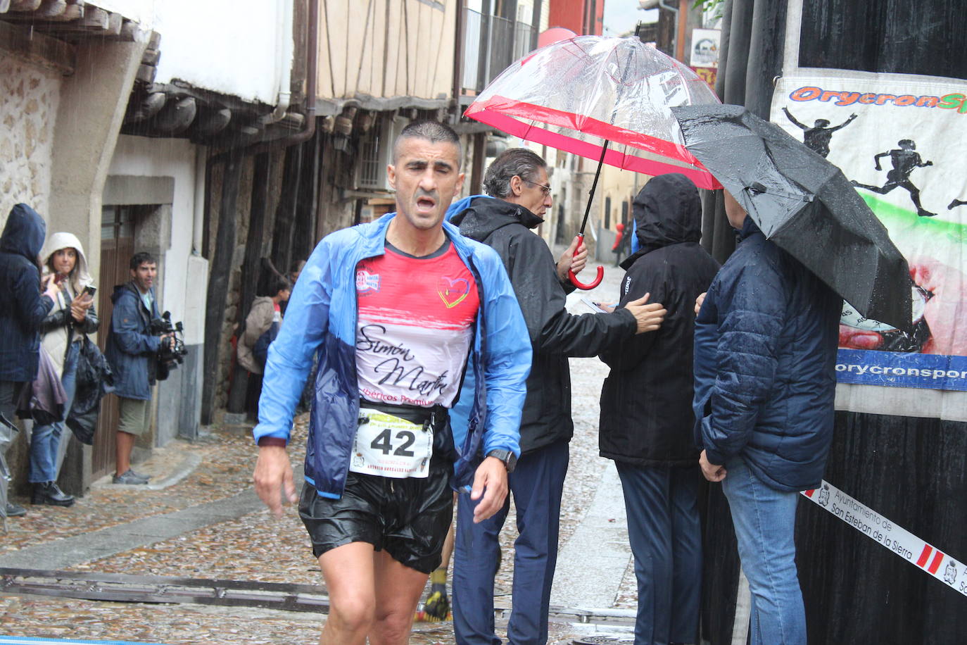 La lluvia no puede con la carrera de los lagares de San Esteban de la Sierra