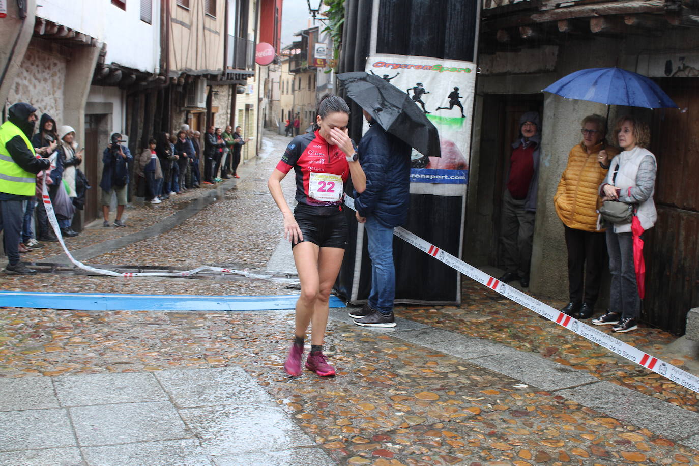 La lluvia no puede con la carrera de los lagares de San Esteban de la Sierra