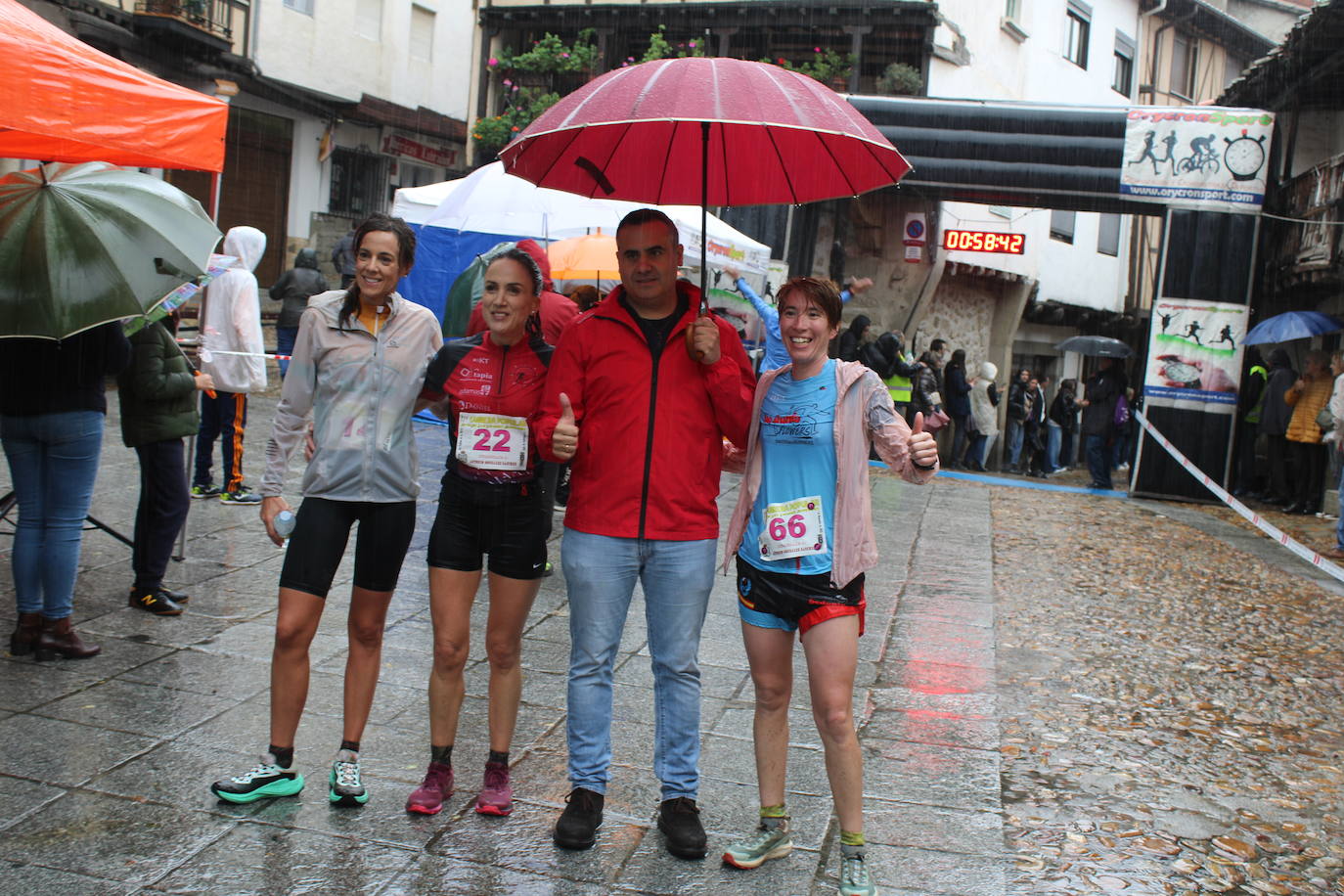 La lluvia no puede con la carrera de los lagares de San Esteban de la Sierra