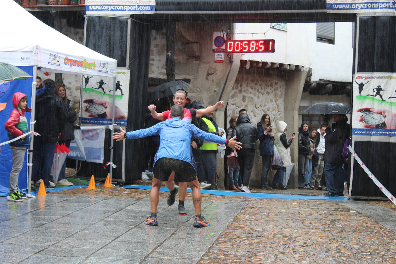 La lluvia no puede con la carrera de los lagares de San Esteban de la Sierra