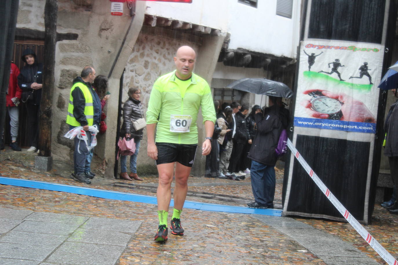 La lluvia no puede con la carrera de los lagares de San Esteban de la Sierra