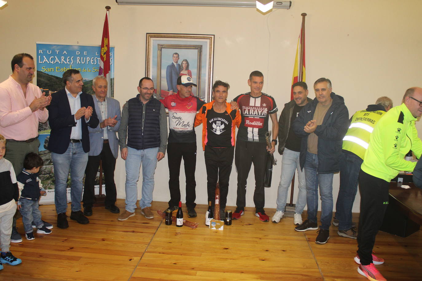 La lluvia no puede con la carrera de los lagares de San Esteban de la Sierra