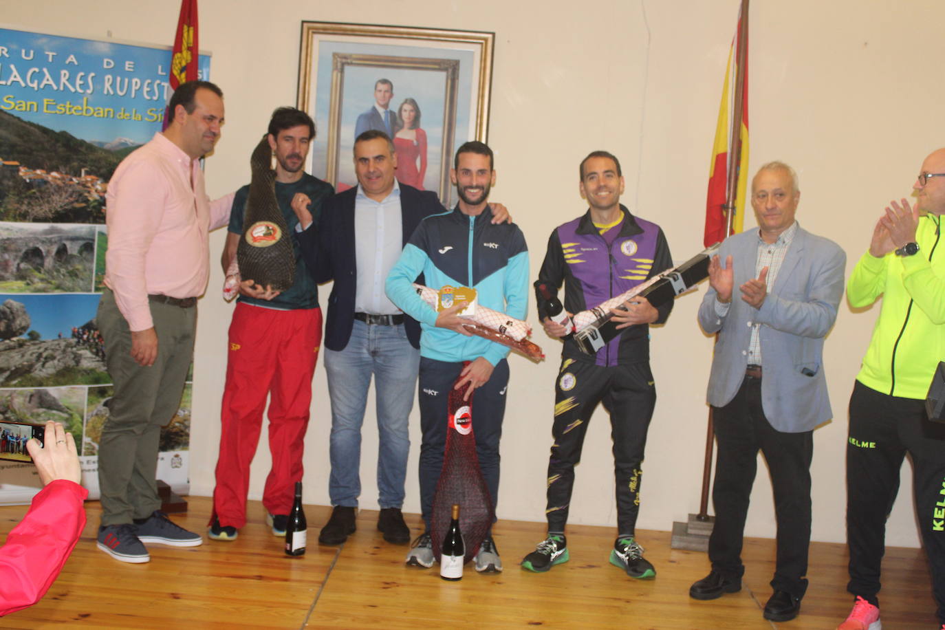 La lluvia no puede con la carrera de los lagares de San Esteban de la Sierra