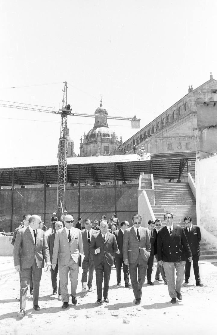El entonces delegado de Deportes (2º por la derecha) visitando el Botánico en 1967.