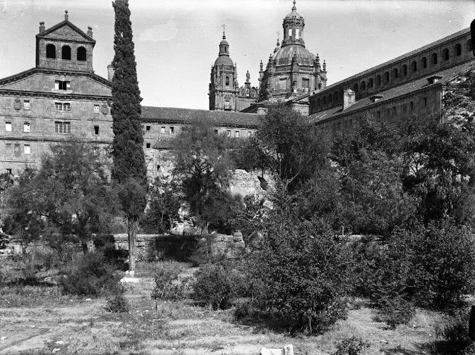 Foto del antiguo jardín botánico tomada hacia 1918. Al fondo, el edificio de la actual Pontificia y la Clerecía.