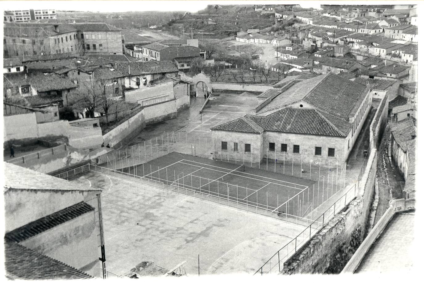 Vista tomada desde la Pontificia de las instalaciones deportivas de la Universidad, en lo que hoy es Geografía e Historia.