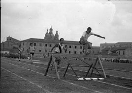 Una competición de salto de obstáculos en las pistas deportivas del Botánico a mediados de los años 60.