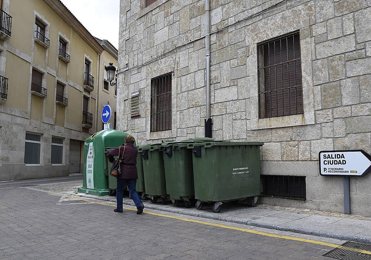 Varios contenedores ubicados en el casco histórico de Ciudad Rodrigo.