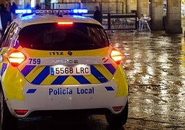 Un coche de la Policía Local de Salamanca, patrullando por la Plaza Mayor.