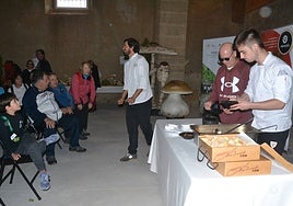 Adrián Casado explicó la elaboración del plato mientras se repartía