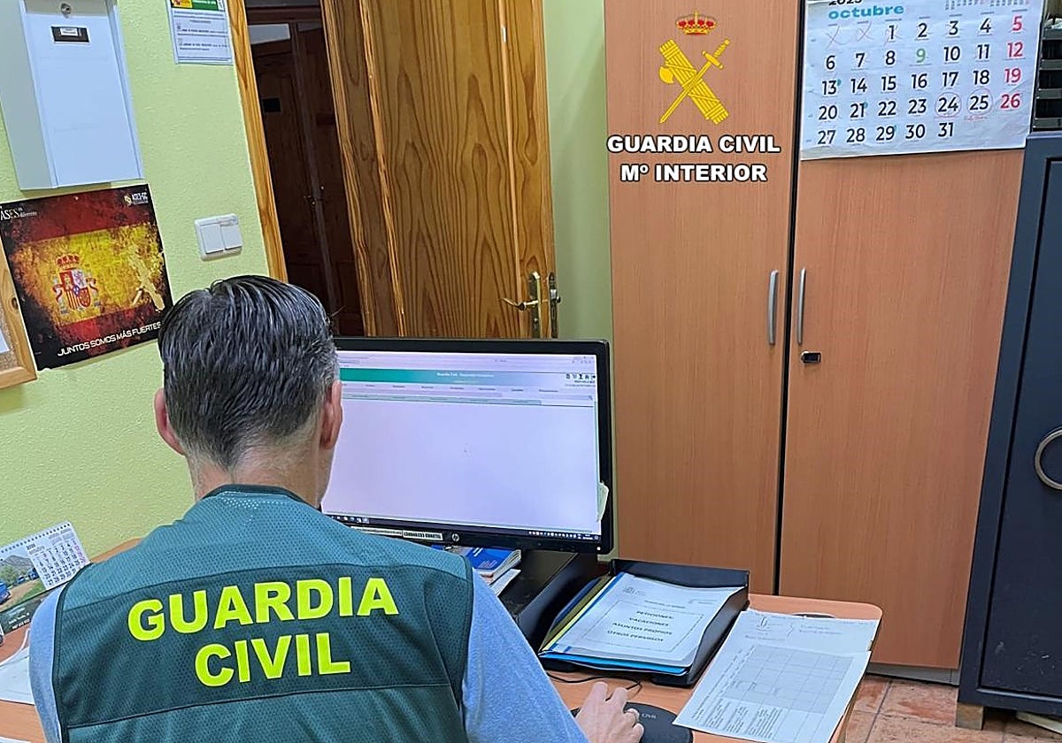Un agente de la Guardia Civil trabaja con un ordenador.