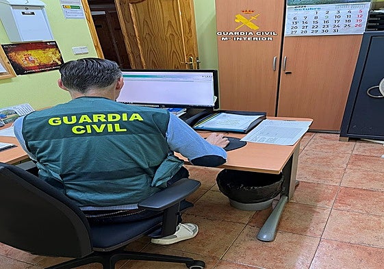 Un agente de la Guardia Civil trabaja con un ordenador.