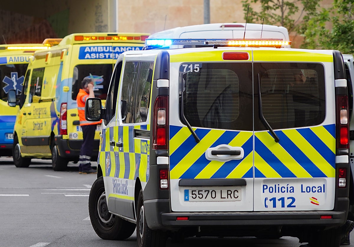 Ambulancias del Sacyl y la Policía Local de Salamanca.