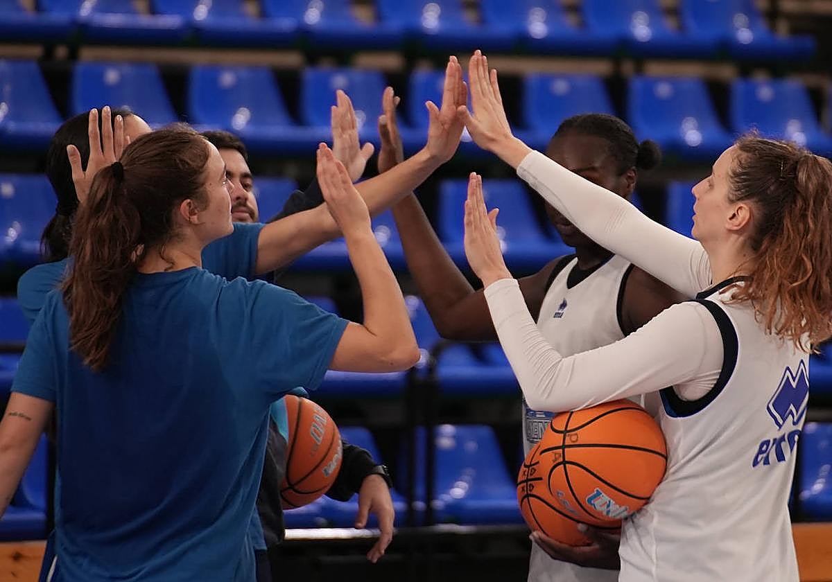 Las jugadoras de Avenida, en el último entrenamiento de la semana, en el Würzburg Silvia Domínguez.