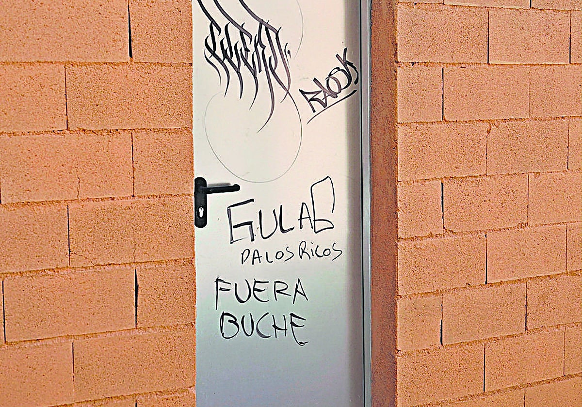 Un desastre en una puerta nueva