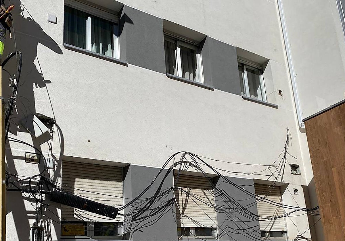 El cableado en la fachada de uno de los edificios afectados durante la retirada.