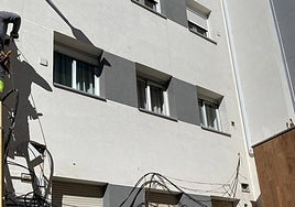 El cableado en la fachada de uno de los edificios afectados durante la retirada.