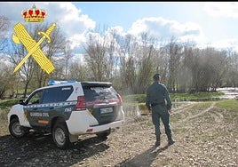 Un agente durante la intervención.