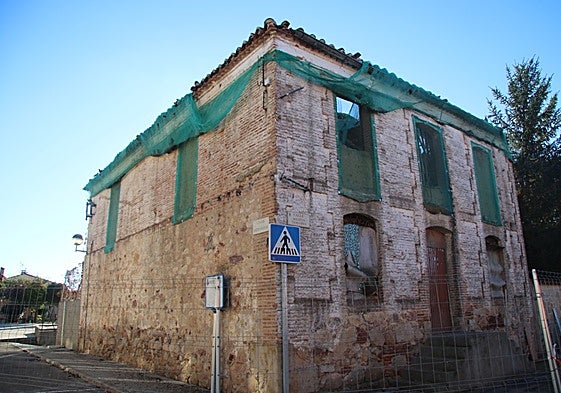 El edificio de La Panera, con parte del tejado colapsado, en el centro de Monterrubio de Armuña.