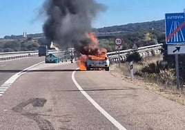 Llamativo incendio de un vehículo en la A-62, a su paso por Carrascal de Barregas